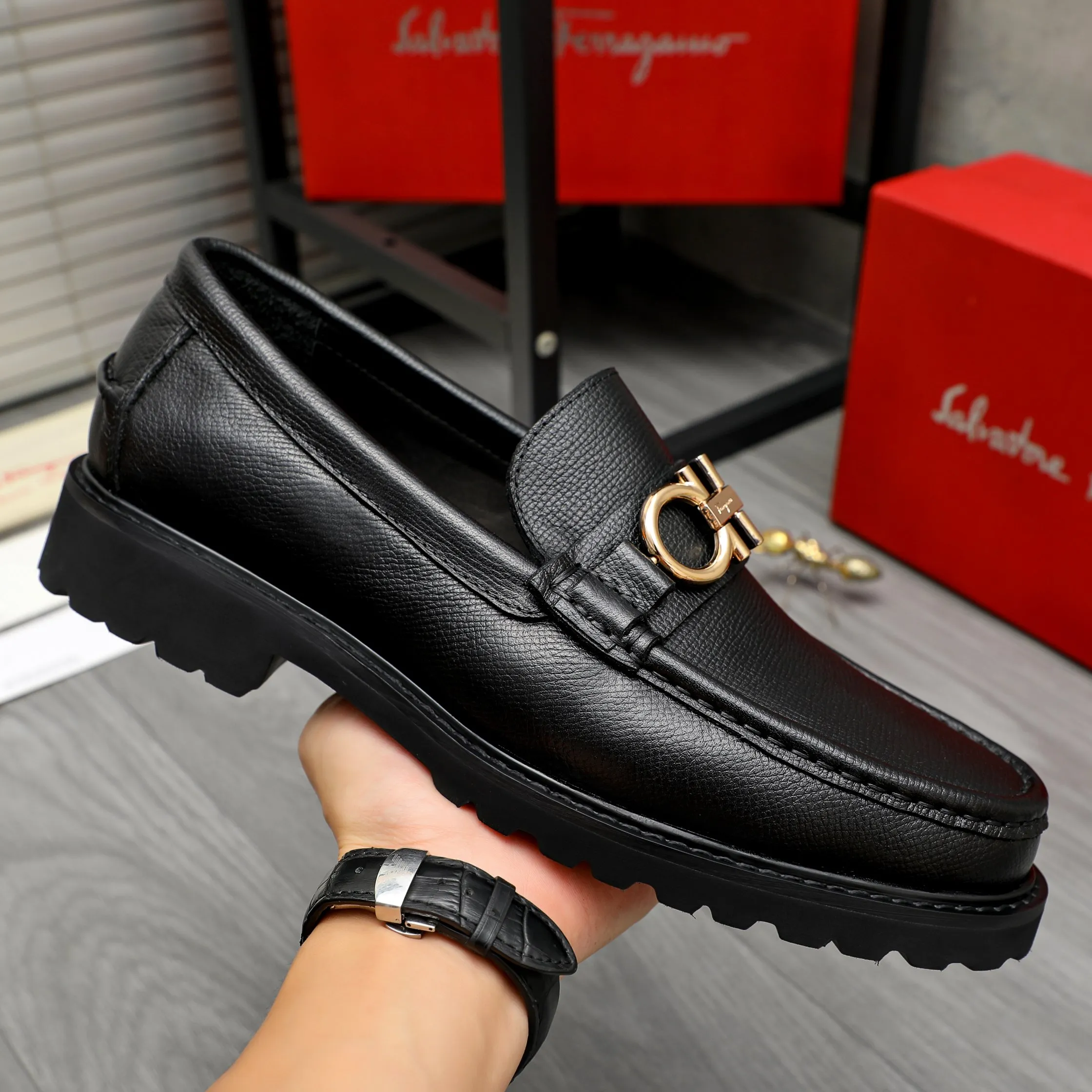 Men's shoes 💰442 Product trademark: Ferragamo "Ferragamo" business formal leather shoes Regular size: 38-46 (45.46 is custom-made and non-returnable) Product materials: Selected small pebbled cowhide upper, cowhide lining, non-slip rubber outsole